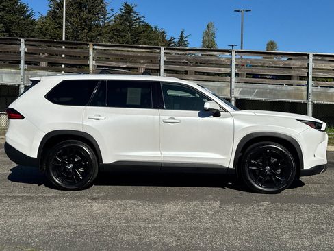 Used 2024 Toyota Grand Highlander Platinum image 3