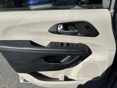 Used 2024 Chrysler Pacifica Touring-L image 7