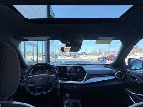 Used 2024 Chevrolet Trax RS w/ Sunroof Package image 12