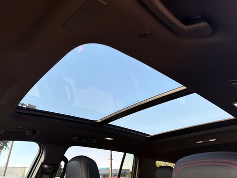 Used 2025 Chevrolet Traverse RS AWD/4WD image 30
