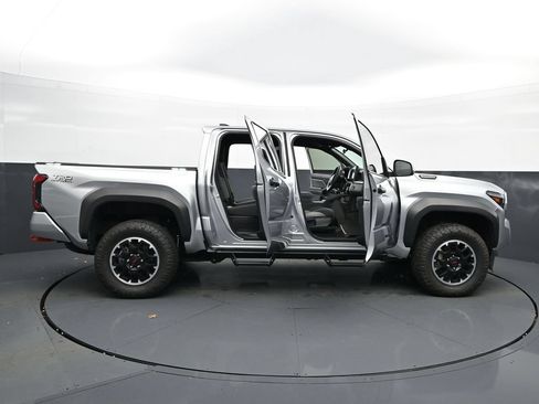 Used 2025 Toyota Tacoma TRD Off-Road AWD/4WD image 34