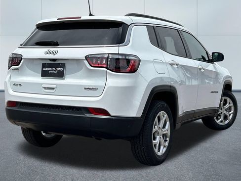 Used 2024 Jeep Compass Latitude AWD/4WD image 2