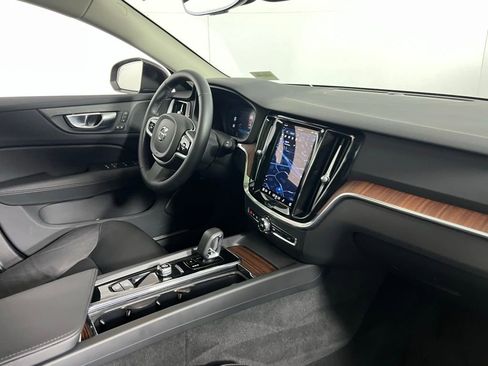 Used 2025 Volvo V60 B5 Cross Country Plus image 29