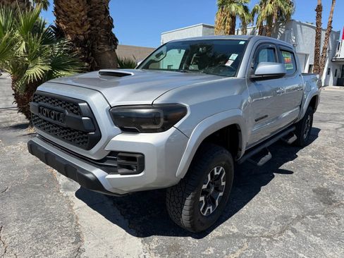 Used 2016 Toyota Tacoma SR5 w/ SR5 Appearance Package (SN) image 2