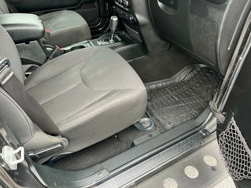 Used 2018 Jeep Wrangler Unlimited Sport S AWD/4WD image 40