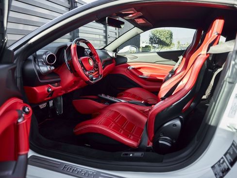 Used 2021 Ferrari F8 Tributo image 27