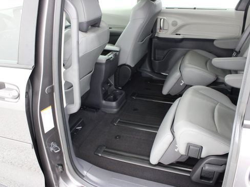 Used 2024 Toyota Sienna Limited FWD image 29