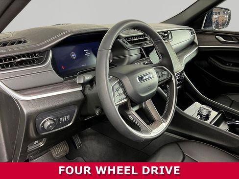 Used 2025 Jeep Grand Cherokee Limited w/ Luxury Tech Group II AWD/4WD image 15