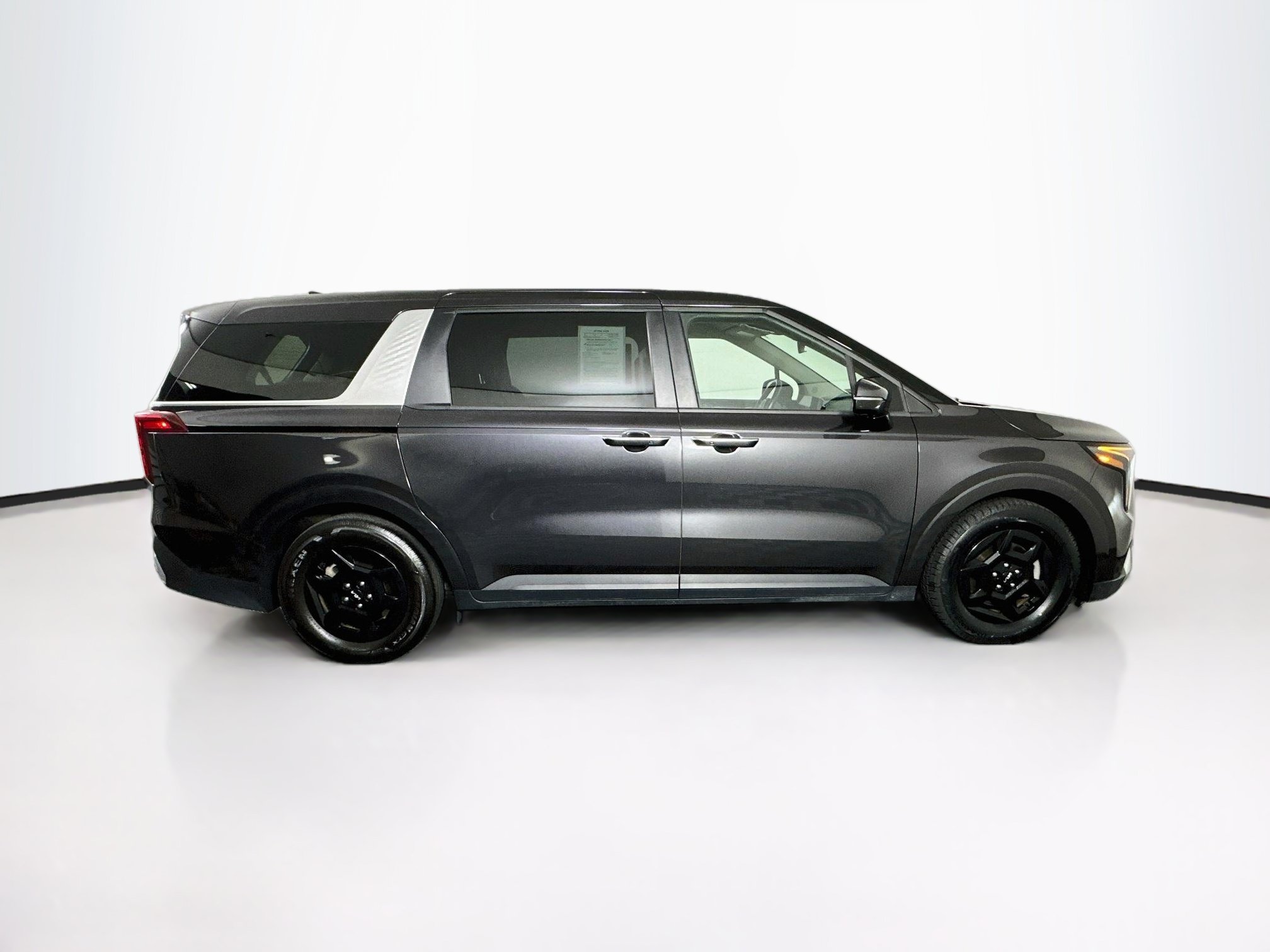 Used 2025 Kia Carnival FWD image 10