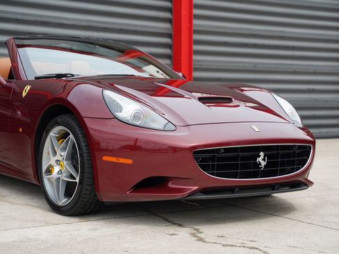 Used 2010 Ferrari California RWD image 9
