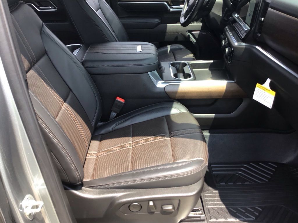 Used 2025 Chevrolet Silverado 2500 High Country w/ Technology Package AWD/4WD image 11