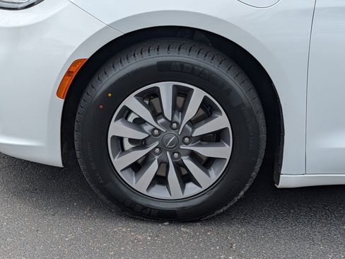 Used 2024 Chrysler Pacifica Limited FWD image 15