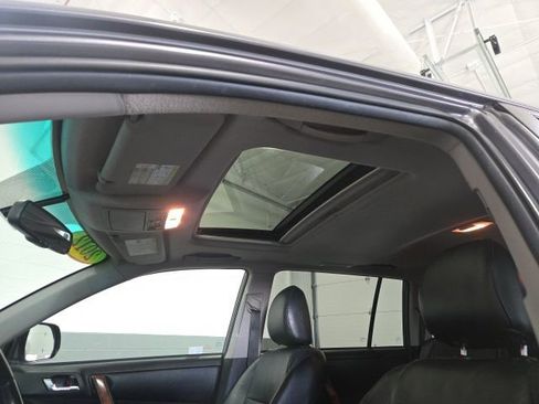 Used 2012 Toyota Highlander Limited w/ Tow Pkg image 18