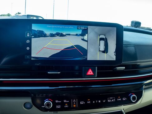 Used 2025 Kia Carnival SX Prestige image 18