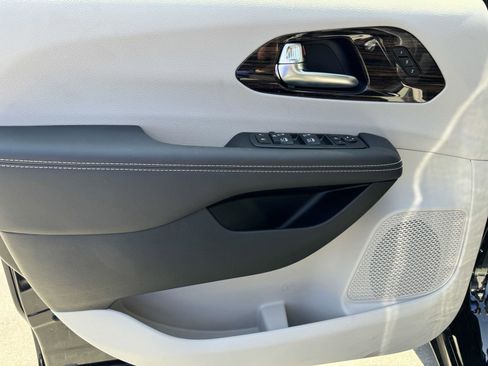 New 2024 Chrysler Pacifica Limited image 15