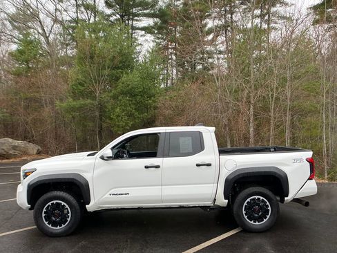Used 2024 Toyota Tacoma TRD Off-Road image 2