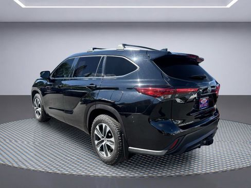 Used 2021 Toyota Highlander XLE AWD/4WD image 4