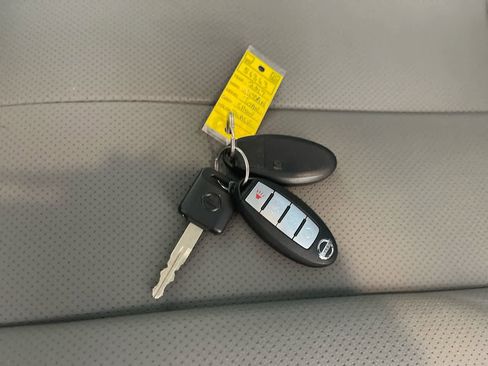 Used 2017 Nissan Titan SV image 26