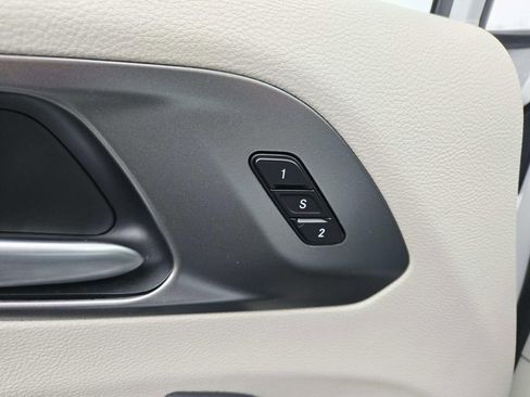 Used 2024 Chrysler Pacifica Touring-L image 37