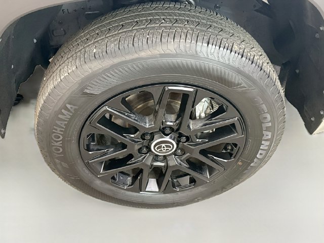 Used 2024 Toyota Tundra Limited AWD/4WD image 31