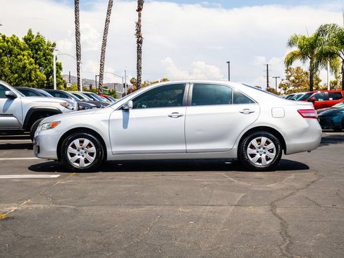 Used 2010 Toyota Camry LE FWD image 7