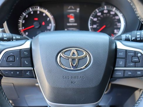 Used 2022 Toyota Highlander LE AWD/4WD image 30