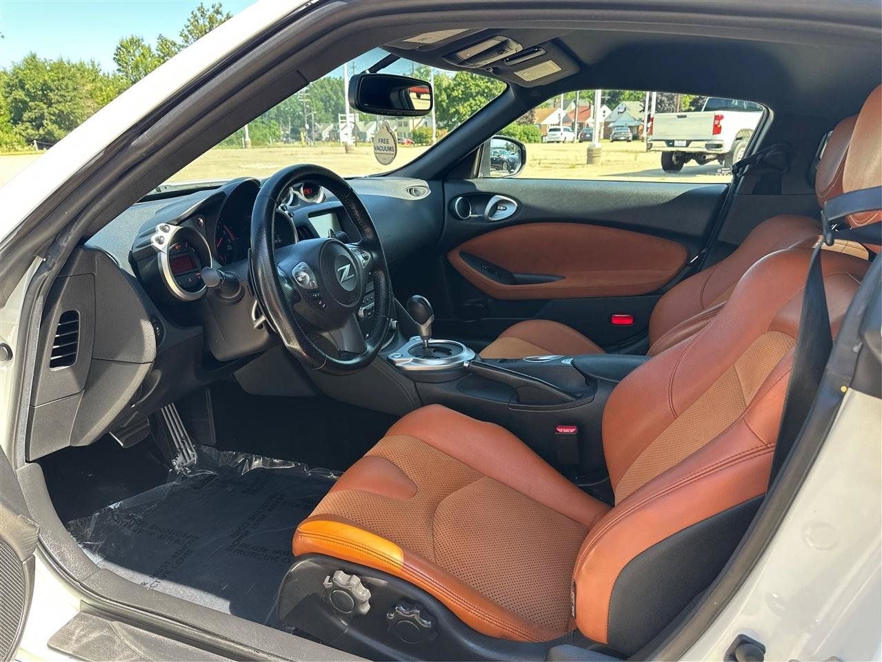 Used 2014 Nissan 370Z Touring w/ Sport Package RWD image 9