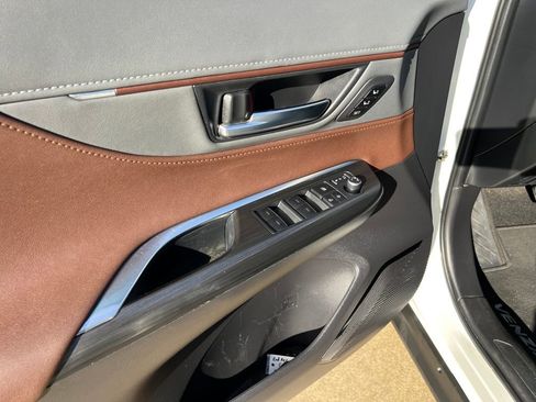 Used 2022 Toyota Venza XLE image 12