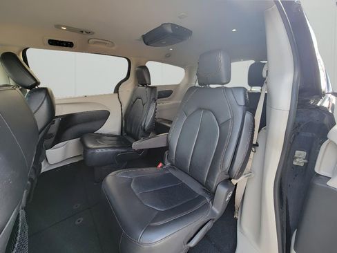 Used 2018 Chrysler Pacifica Touring-L image 27