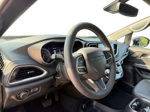New 2027 Chrysler Pacifica Select AWD/4WD image 10