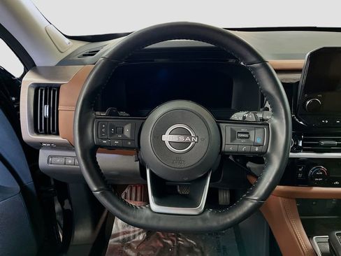 Used 2024 Nissan Pathfinder Platinum w/ Black Appearance Package AWD/4WD image 11
