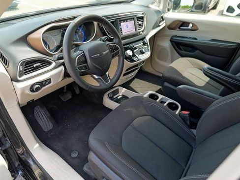 Used 2023 Chrysler Voyager LX image 18