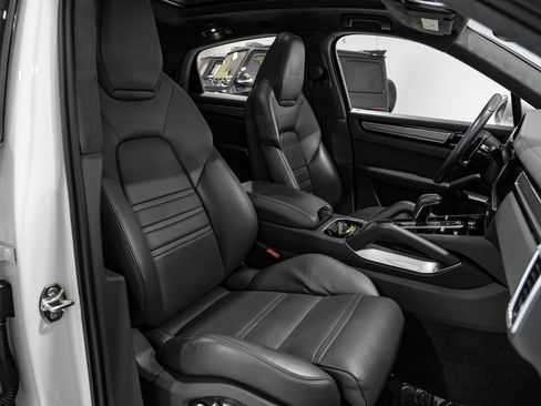 Used 2020 Porsche Cayenne Turbo image 30