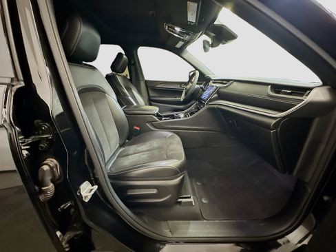 Used 2023 Jeep Grand Cherokee L Laredo image 35