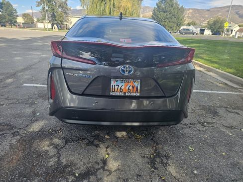 Used 2017 Toyota Prius Prime Advanced image 4