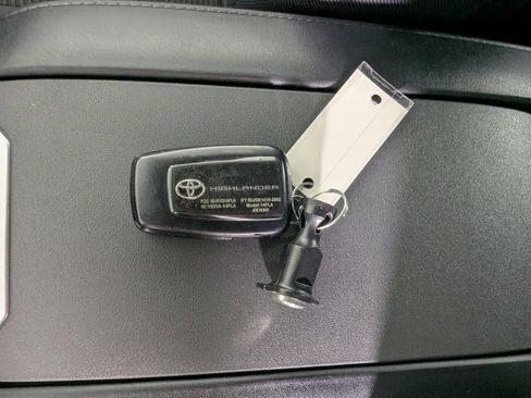 Used 2023 Toyota Highlander LE FWD image 27