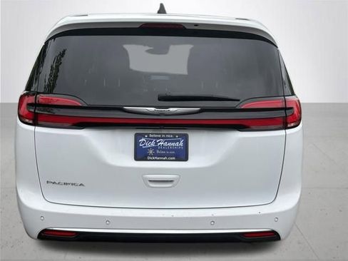 Used 2023 Chrysler Pacifica Touring-L FWD image 7