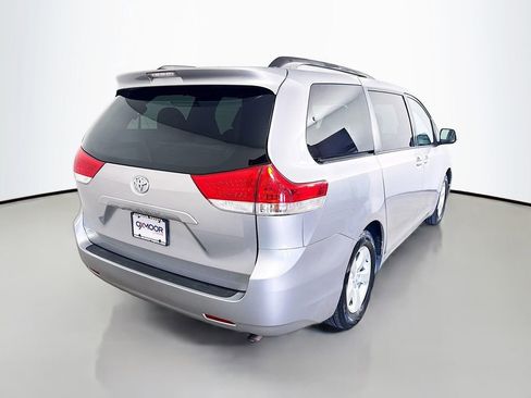 Used 2013 Toyota Sienna LE image 7