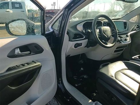 Used 2024 Chrysler Pacifica Touring-L image 22