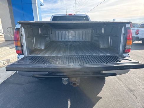 Used 2006 GMC Sierra 2500 SLE w/ Skid Plate Package image 5