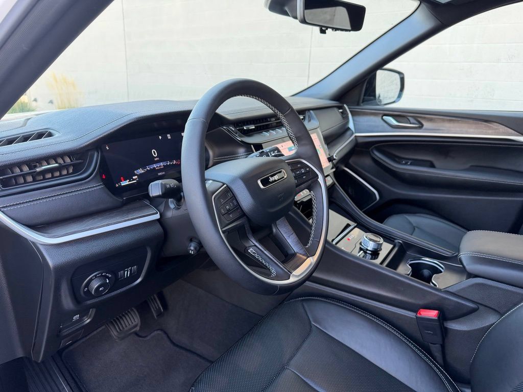 Used 2026 Jeep Grand Cherokee Limited AWD/4WD image 25