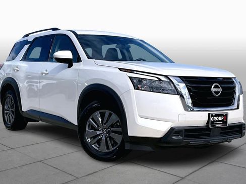 Used 2024 Nissan Pathfinder SV image 3