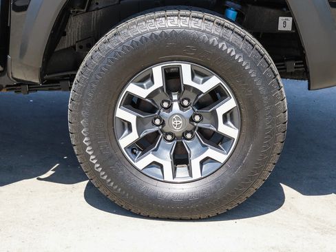Used 2022 Toyota Tacoma TRD Off-Road w/ Technology Package AWD/4WD image 12