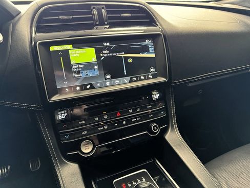 Used 2019 Jaguar F-PACE S image 21