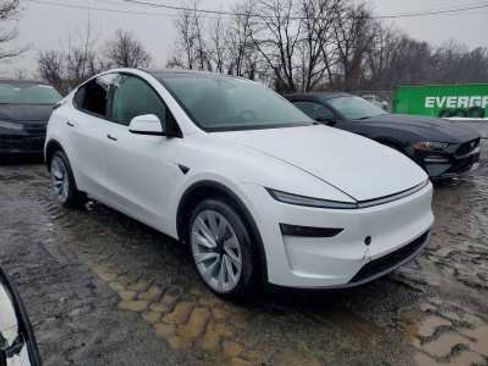 Used 2026 Tesla Model Y 2WD image 1