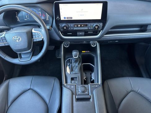 Used 2025 Toyota Grand Highlander AWD image 17