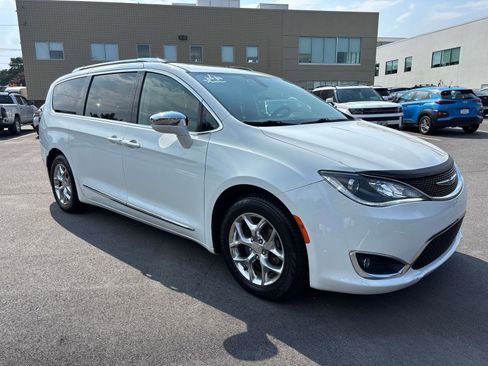 Used 2018 Chrysler Pacifica Limited image 6