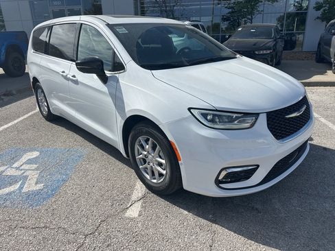 New 2026 Chrysler Pacifica Select image 6