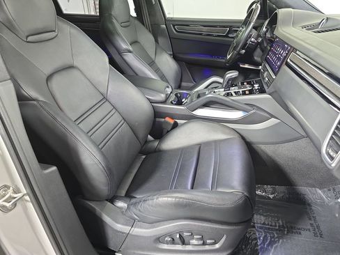 Certified 2023 Porsche Cayenne Turbo AWD/4WD image 27