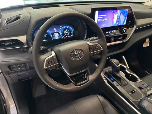 New 2026 Toyota Highlander Platinum image 2
